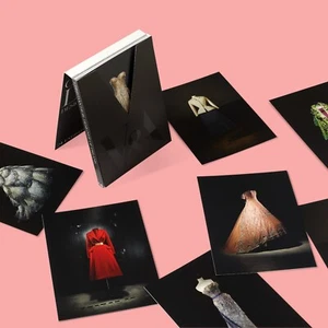 DIOR EXHIBITION V&A EXCLUSIVE stunning set of 24 collector’s postcards SEALED - Picture 1 of 3
