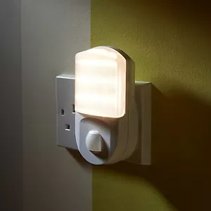 Auraglow PlugIn PIR Motion Sensor Hallway Plug Socket LED Night Light - Picture 1 of 5