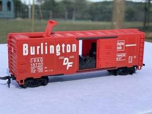 Vintage HO Scale Tyco Action Working Burlington Box Car For Parts Or Repair - Picture 1 of 6