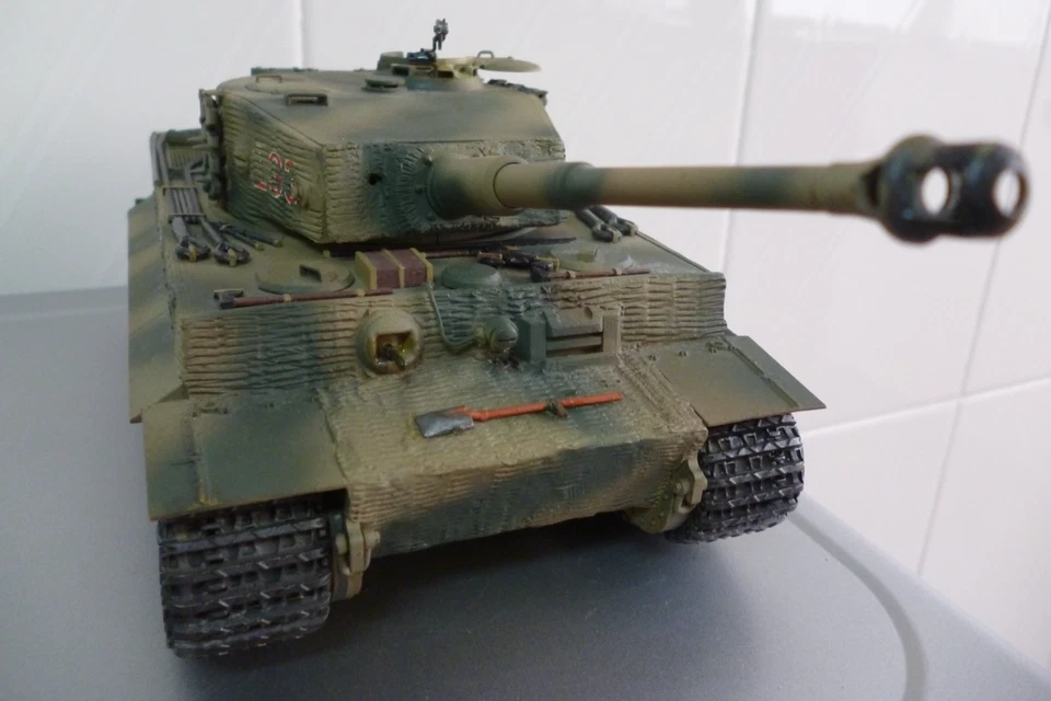 MAQUETA CONSTRUIDA Y PINTADA ESCALA 1/35 DEL TANQUE ALEMAN TIGER I LATE VERSION - Imagen 1 de 4