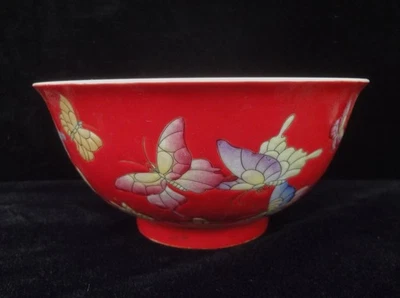 Antigua pintura china a mano mariposas cuenco de porcelana roja marca "QianLong" Foto 1 de 4