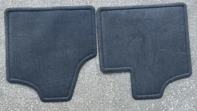 Dos alfombrillas Chrysler grises delanteras conductor y pasajero 0YQ14TRM 18816 GB-31 GB-28 Foto 1 de 4