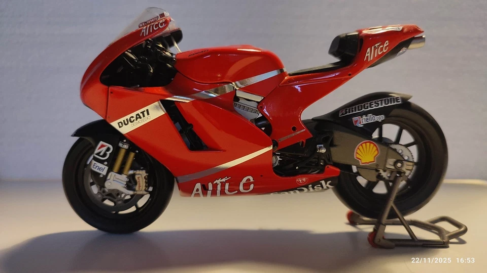 MINICHAMPS 1:12   DUCATI DESMOSEDICI  GP8  .  CASEY STONER  .  MOTOGP 2008 - Photo 1/4