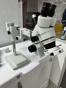 AmScope 7X-90X Simul-Focal Stereo Zoom Microscope on Dual Arm Boom Stand