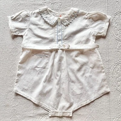 Mameluco de una pieza vintage de algodón bordado blanco de los años 1910 1920 para niños pequeños Foto 1 de 4
