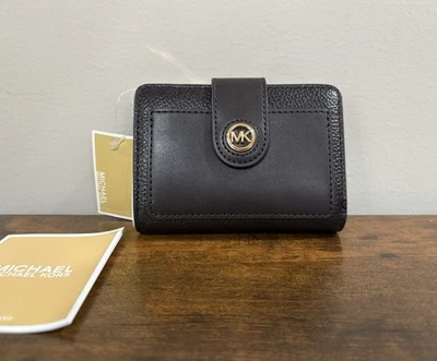 Portafoglio Michael Kors MK Charm Tab Compatto Tascabile Pelle Cioccolato - Immagine 1 di 4