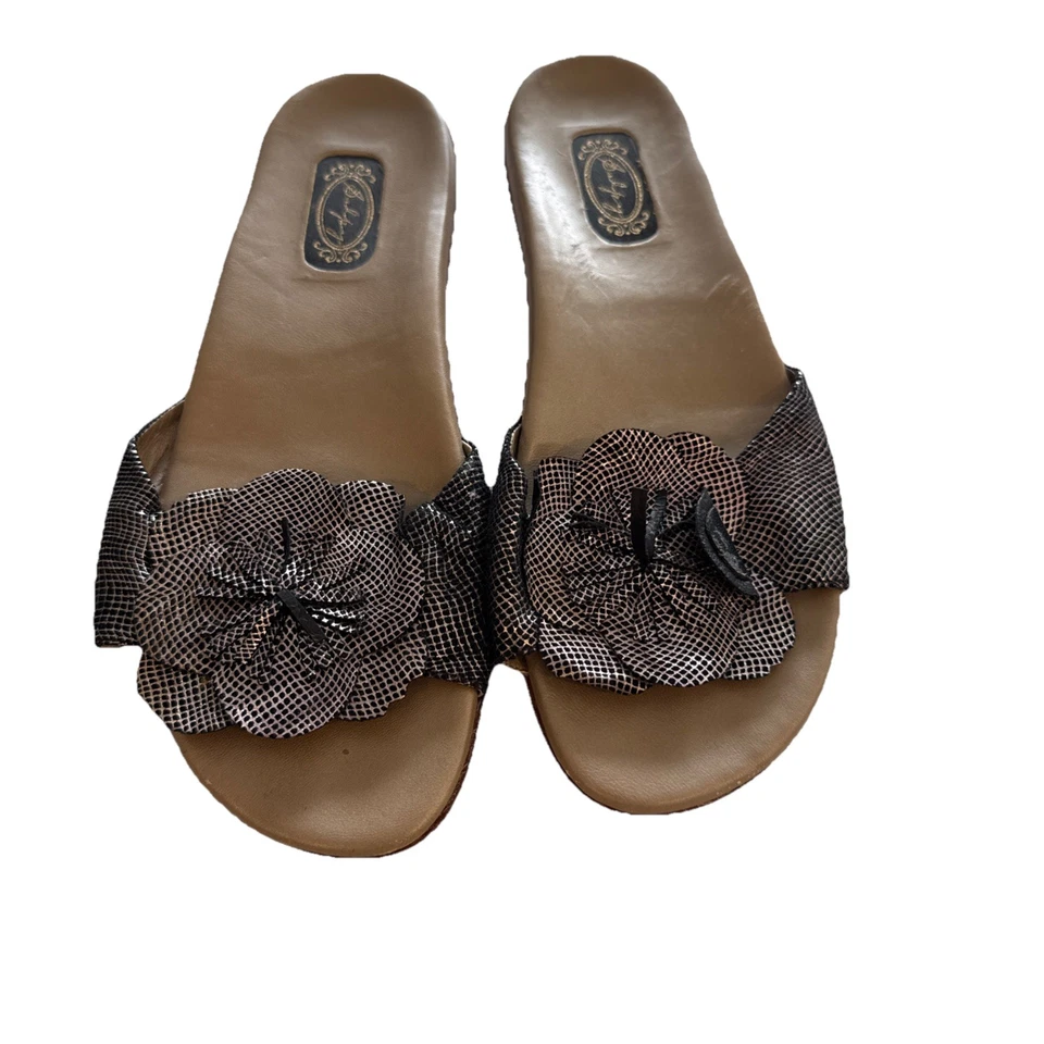 Sandalias planas Salpy punta abierta plateadas y negras metálicas con flores talla 8 Foto 1 de 4