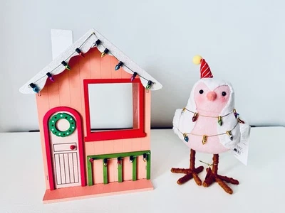 Target Wondershop Navidad 2023 Featherly Friends Pink Bird House & Tinsel Bird Foto 1 de 3