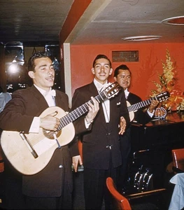 Foto realista estéreo vintage diapositiva 3D banda de música hombres hispanos - Imagen 1 de 2