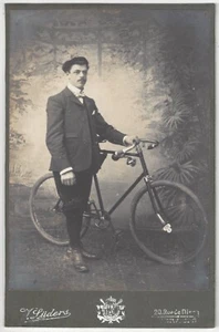 Tarjeta de gabinete 1900 - imagen de estudio de un hombre posando con bicicleta - Imagen 1 de 2