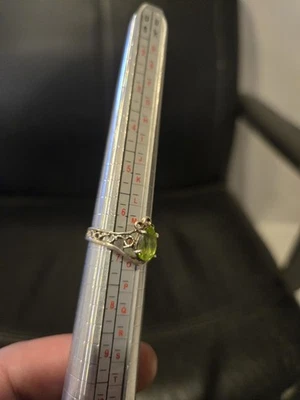 sterling silver filigree band ring with a peridot gemston - Image 1 of 4