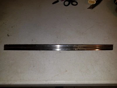 Dodge Charger 1969 acero inoxidable puerta derecha moldura de vidrio carrocería B fotos de stock 68 Foto 1 de 4