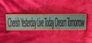 Letrero de caja colgante Cherish Yesterday Live Today Dream Tomorrow 23” x 5” ¡NUEVO! - Imagen 1 de 6