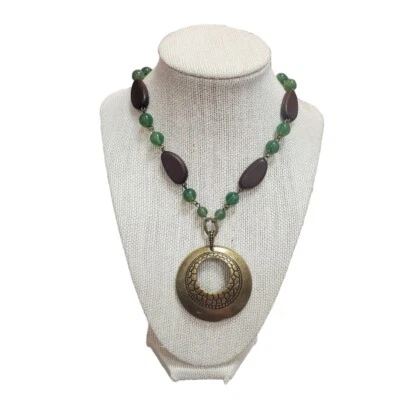 雅芳 SAQ 女式项链绿色棕色珠黄铜奖章吊坠波西米亚 — 第 1/4 张图片
