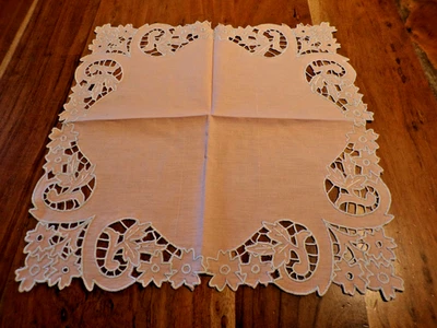 Linge ancien 1 Napperon coton rose saumon  avec broderies blanches en pourtour - Photo 1/3