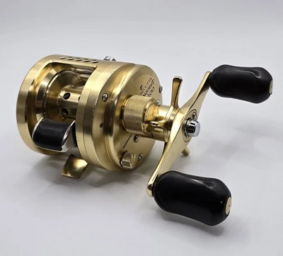 Carrete de baitcast Shimano 01 Calcutta Conquest 200 mano derecha de Japón - Imagen 1 de 4