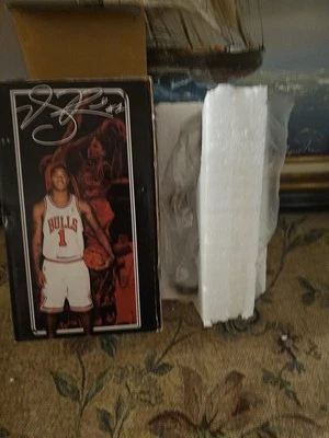 Bobblehead Chicago Bulls Derrick Rose apresentado por Hinckley Springs - Imagem 1 de 4