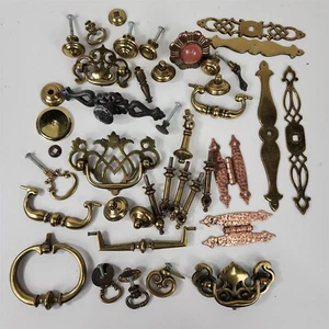 Lote de perillas tiradores de cajón vintage piezas gotas bisagras varias - Imagen 1 de 9