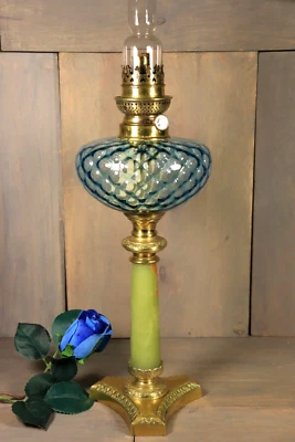 Grande Lampe à Pétrole Reservoir Verre Bleu Pied en Onyx Vert et Bronze Doré - Photo 1/4