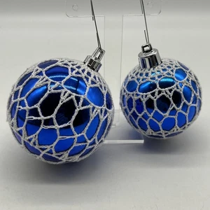 Juego de 2 adornos navideños vintage de ganchillo y bombilla de plástico azul - Imagen 1 de 10