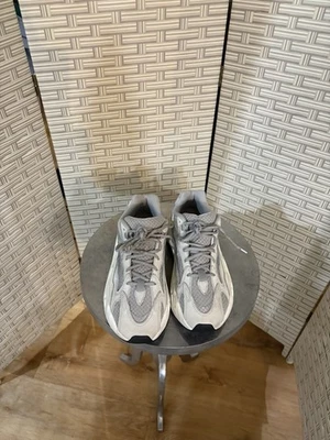 Zapatillas Adidas Yeezy Boost 700 V2 Crema Estática Talla 9.5 Hombre Foto 1 de 4