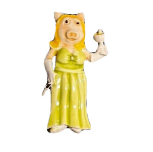 Miss  Piggy pig in green evening gown cocktail vintage enamel pin, 1 1/2" h