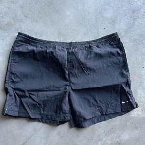 Vintage Nike Shorts schwarz Nylon weiß Swoosh schwarzes Etikett 6" Schrittlänge 90er - Bild 1 von 5