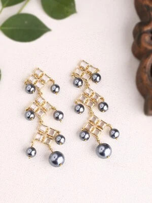 Pendiente largo colgante en cristal. Pendientes de perlas para mujer en latón chapado en oro. Foto 1 de 3