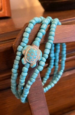 Pulsera con dije de tortuga marina. Juego de 3. Vidrio color turquesa. 6 1/2 pulgadas. Foto 1 de 4