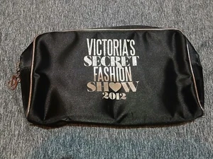 BOLSO DE COSMÉTICOS VICTORIA'S SECRET FASHION SHOW 2012 NEGRO Y PLATEADO NUEVO CON ETIQUETAS - Imagen 1 de 3