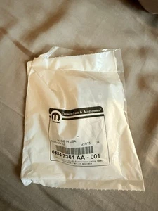 New Genuine Mopar Transmitt Integrated Key Fob OE 68547361AA - Picture 1 of 2