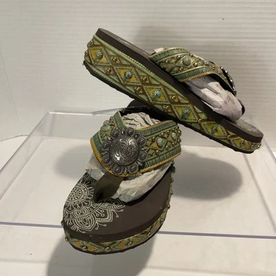 Sandalias de cuña Montana West verde/marrón con tachuelas en relieve estilo occidental talla 8-8,5 Foto 1 de 4