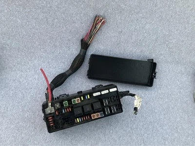 Chrysler 300 2005-2010/Dodge Charger maletero fusible bloque de conexiones trasero caja de relé Foto 1 de 4