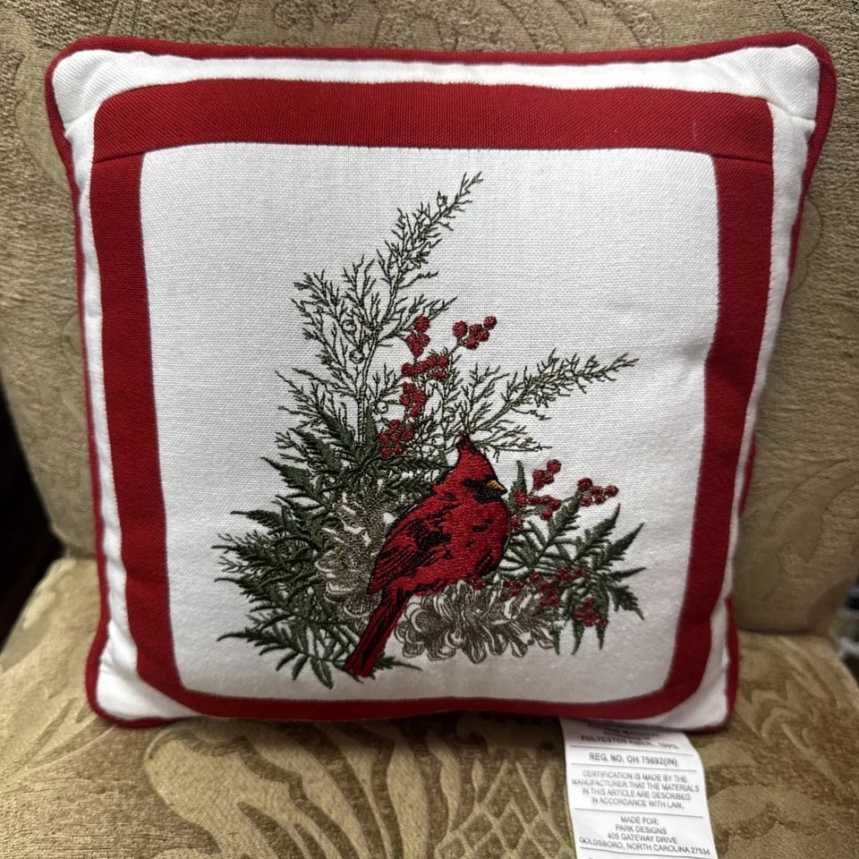Travesseiro - Cardinal bordado 10" X 10" por Park Designs Christmas - Imagem 1 de 4