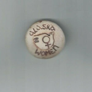 Alaska Damen Ton Pinback 70er Jahre 1 1/2" Durchmesser - Bild 1 von 1
