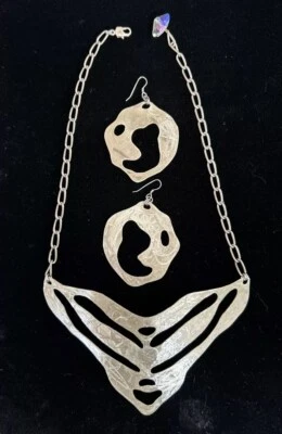 Conjunto de collar y pendientes grandes colgantes estilo modernista arte hecho a mano tono plata Foto 1 de 4