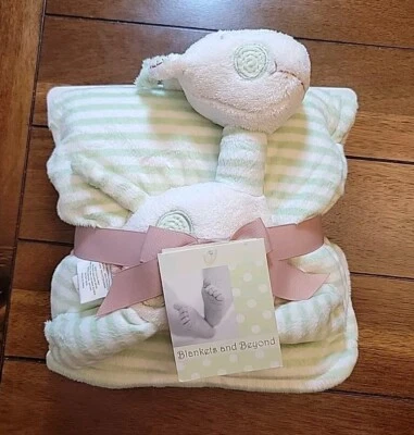 NUEVO Juego de Regalo Mantas y Más Allá 2 Piezas Manta Verde y Blanco y Lovey Foto 1 de 4