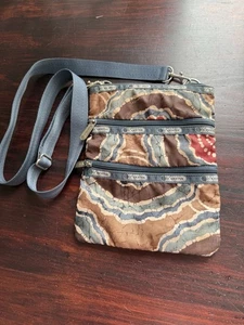 LeSportSac Tropical Crossbody Multi Zip Geldbörse 3 Reißverschlüsse dunkelblau braun rot - Bild 1 von 5