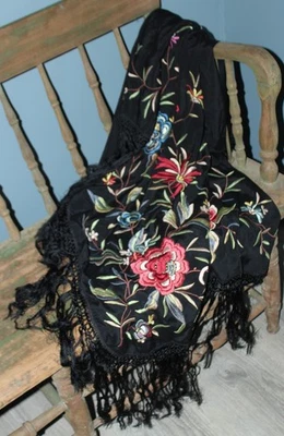 ANTIGUO CHAL PIANAO CANTÓN DE SEDA NEGRO BRILLANTE BORDADO FLORAL Lote AP Foto 1 de 4