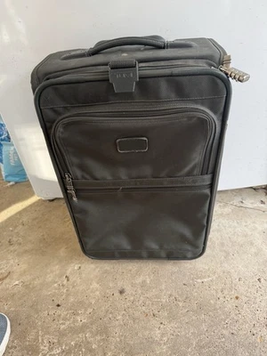 "Maleta de mano Tumi clásica verde de nailon balístico de 20"" con ruedas verticales 2265M3" Foto 1 de 4