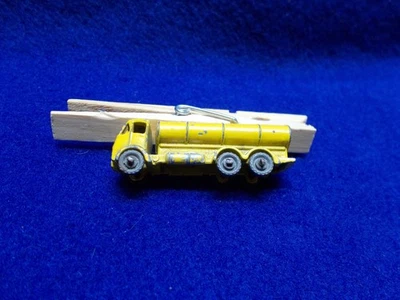 Camión cisterna Matchbox Lesney amarillo gasolina RW #11 ERF Foto 1 de 4