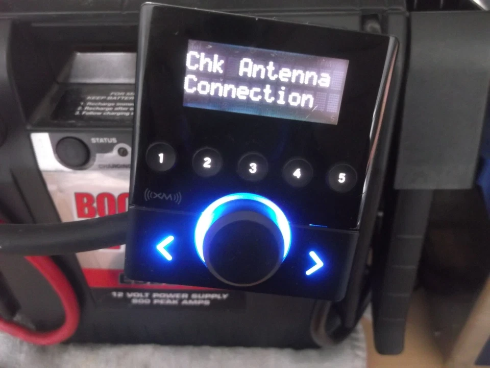 XM SNAP SATELLITE RADIO XSN1 WITH ANTENNA POWERS UP - Image 1 of 4