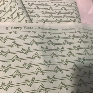 5Yds Merry Minis Connecting threads Fabric Ice skates on Green background - Picture 1 of 3