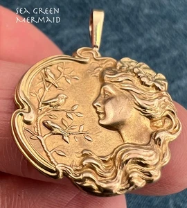 Colgante Doncella Repousse Oro 10k con 3 Pájaros. Art Nouveau. 1,1" - Imagen 1 de 8
