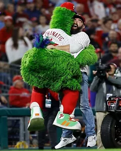Foto 8x10 de Jason Kelce & The Phillie Phanatic 2022 NLCS Philadelphia Phillies - Imagen 1 de 1