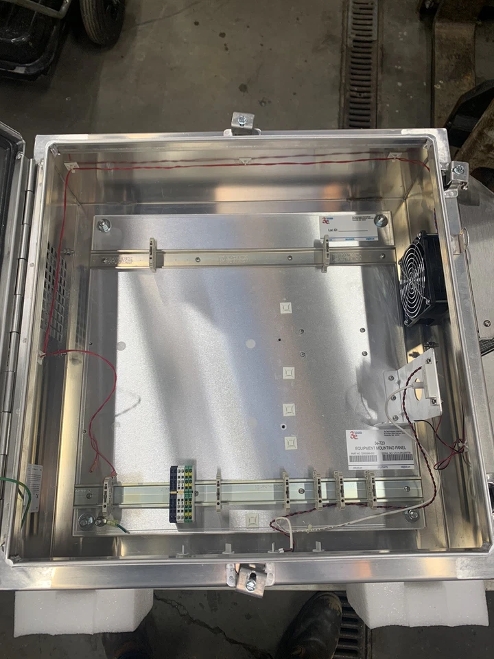 CAJA PANEL CARCASA ELÉCTRICA HAMMOND 2'X2'X8" ALUMINIO CON CAPÓ Y CUBIERTAS DE VENTILADOR Foto 1 de 4