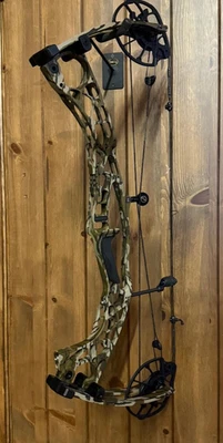 NEW Hoyt Alpha AX-2 29 RH 70 Bottomland RH Hunting Bow 28.25-29 Camo - Image 1 of 3