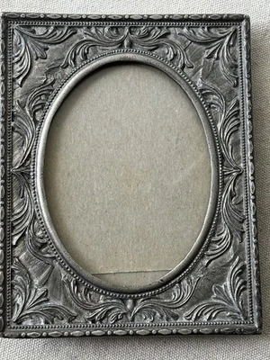 Antiguo marco de fotos ornamentado de acero de tungsteno 4,75"x6” color peltre numerado usado en excelente estado Foto 1 de 4