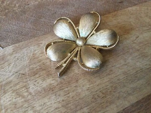 Crown Trifari Signed Brushed Gold Tone Flower Brooch VTG - Picture 1 of 3