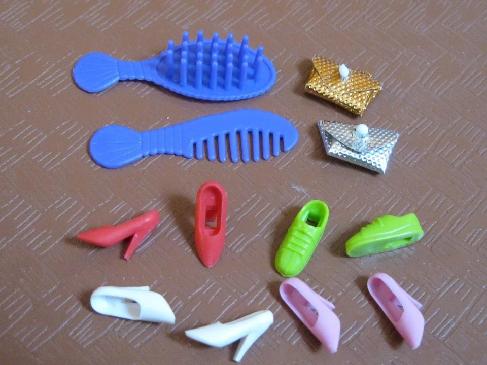 LOTE DE CEPILLOS ZAPATOS MONEDERO VINTAGE AÑOS 90 JAKKS STARR MODEL AGENCY MUÑECA CONCHA MARINA Foto 1 de 1